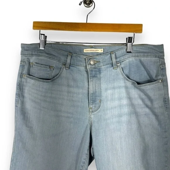 Levi's Classic Bermuda Casual Modest Shorts Jorts, Light Wash, Size 32W - Picture 2 of 10
